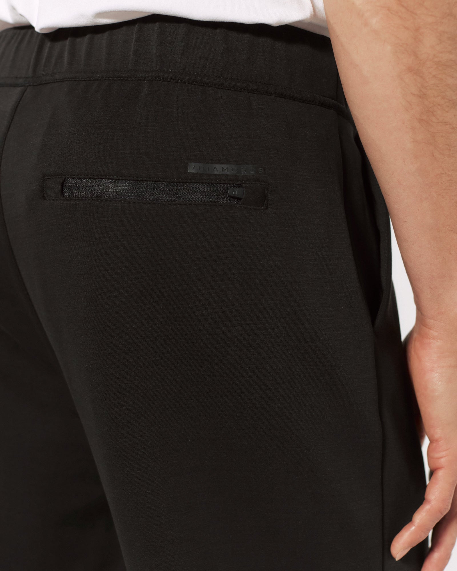 7 Diamonds REV™ Jogger in Black